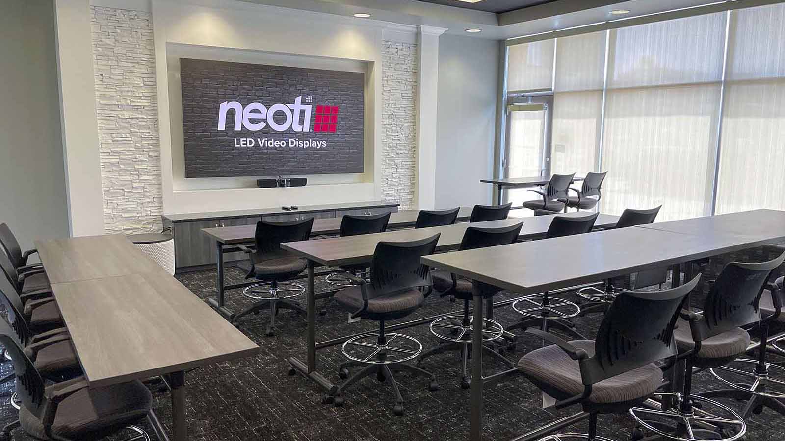 Neoti_9 desks and screen